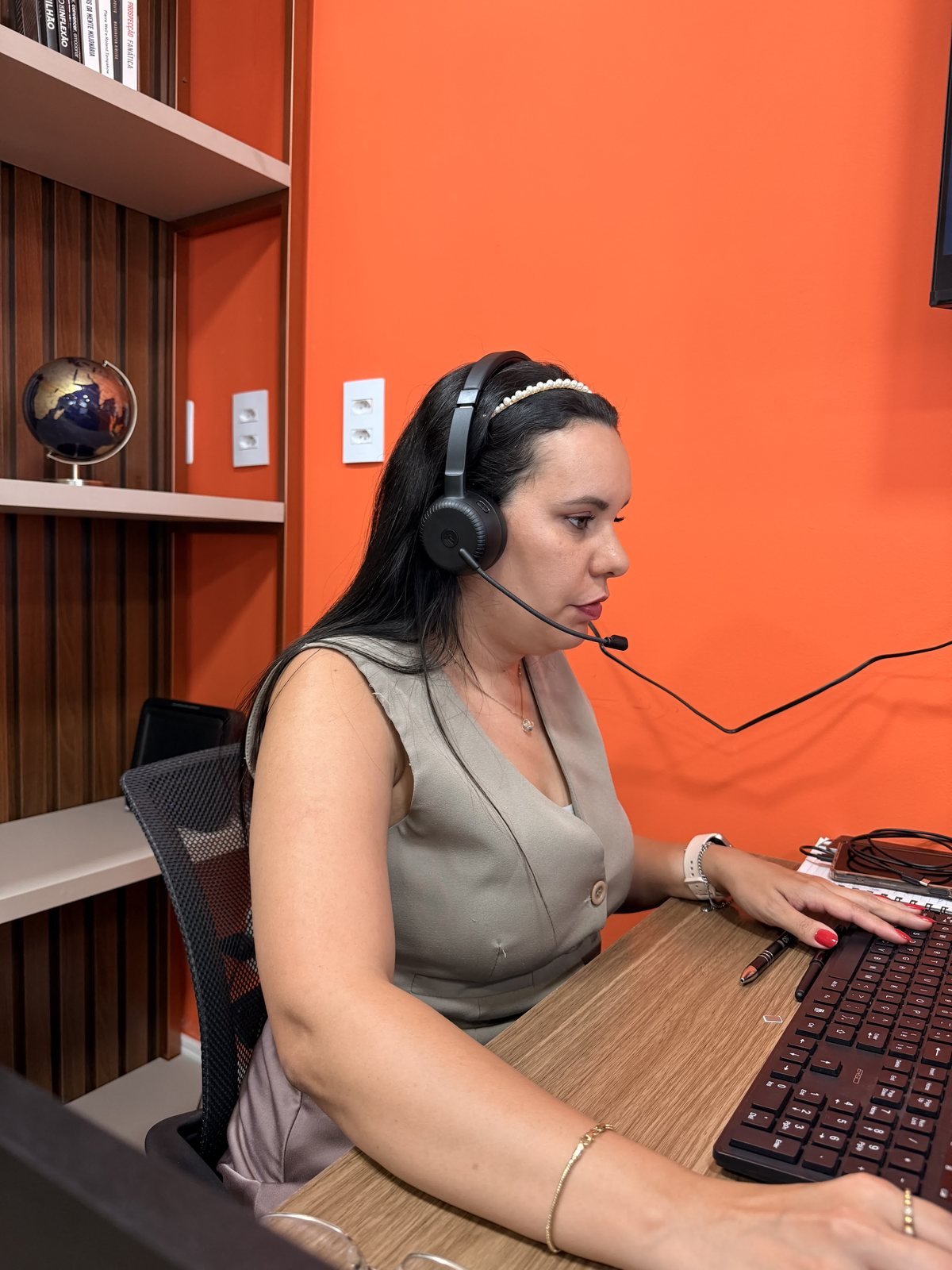 Consultora da Open Matcon em atendimento online com uma loja